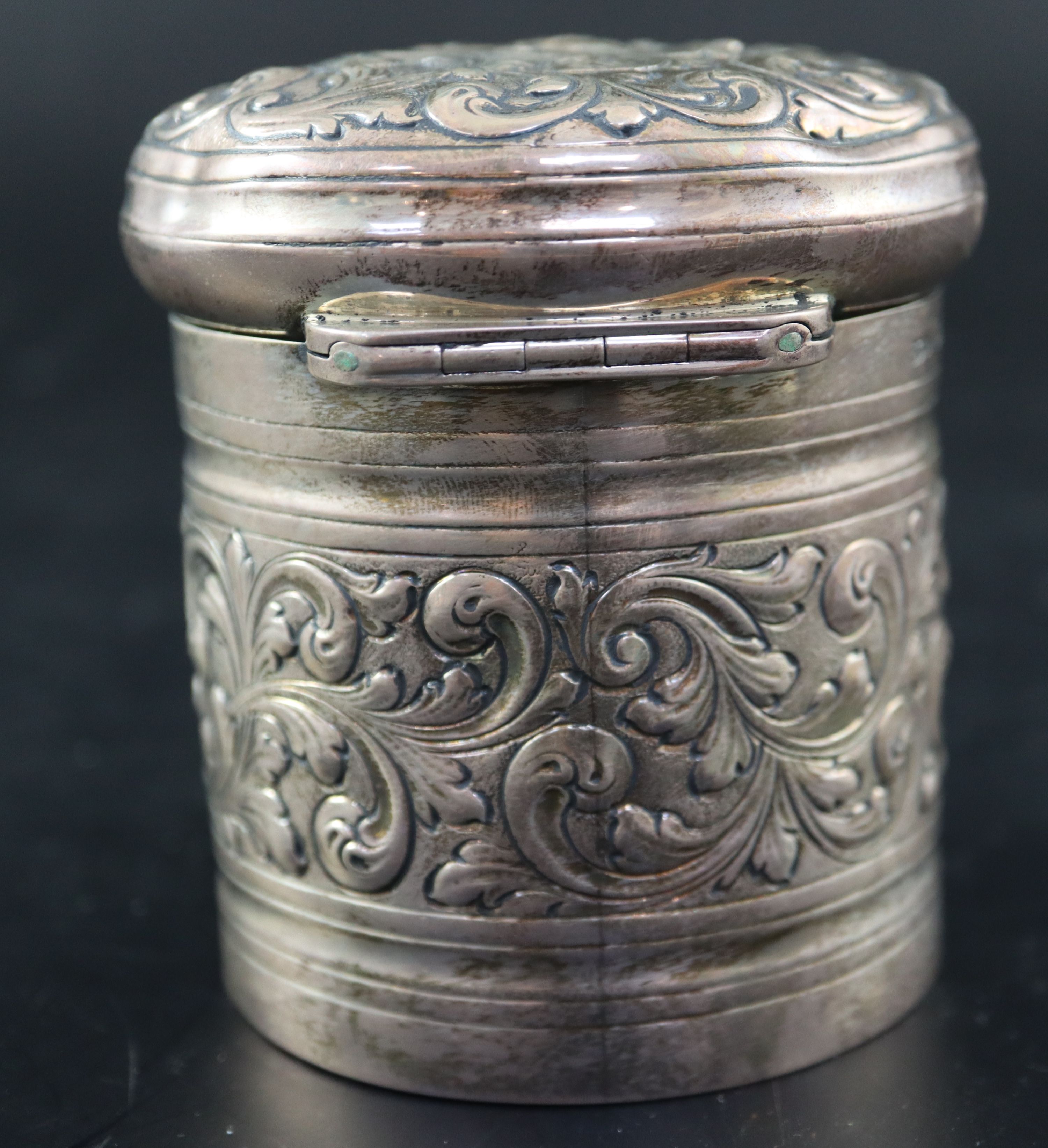 A Victorian embossed silver toilet jar, London, 1887, 93mm, 160 grams and a silver mounted clothes brush.